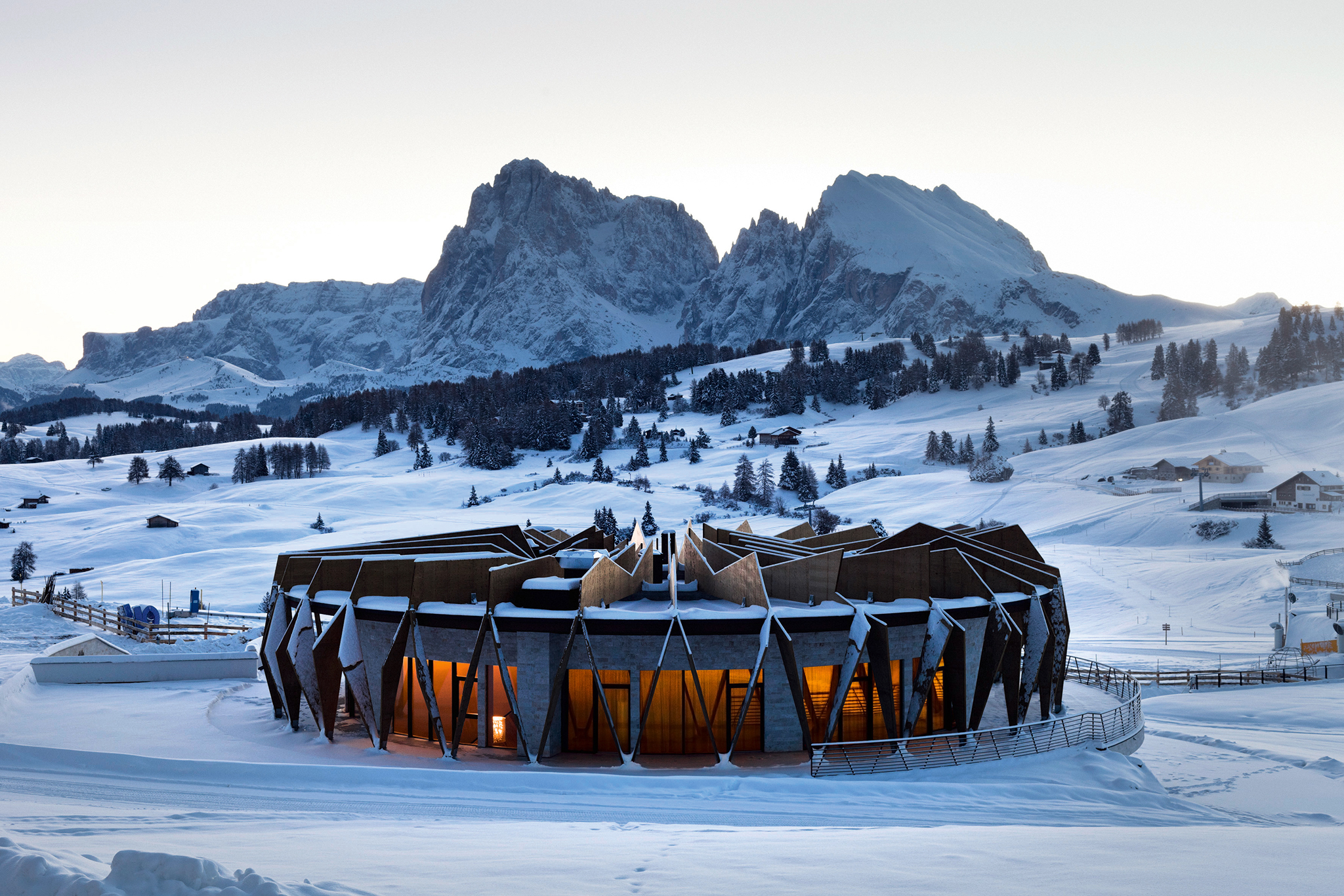Natur und Nachhaltigkeit in alpinem Design-Ambiente mit  außergewöhnlicher Architektur und Bergblick.