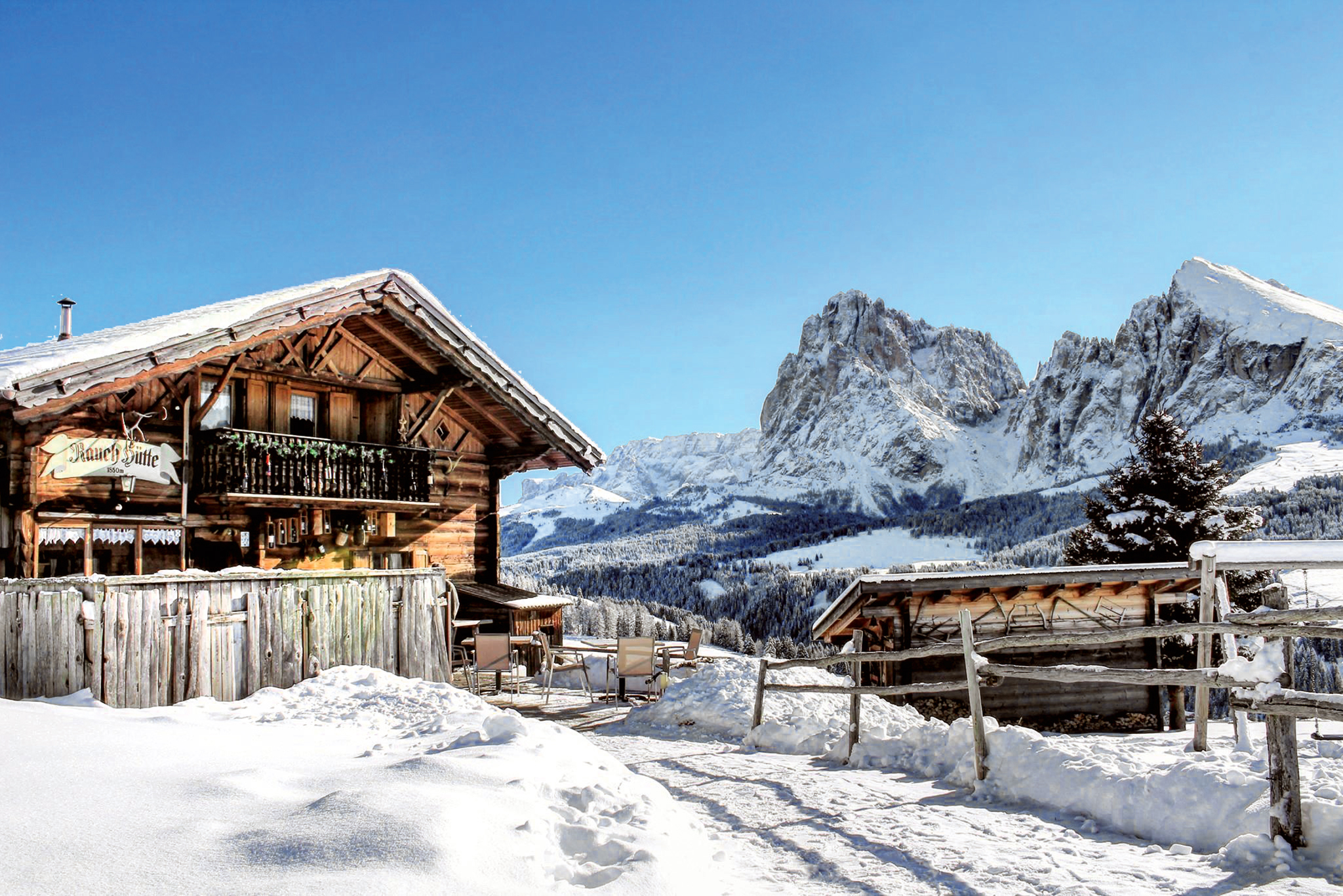 Natur und Nachhaltigkeit in alpinem Design-Ambiente mit  außergewöhnlicher Architektur und Bergblick.