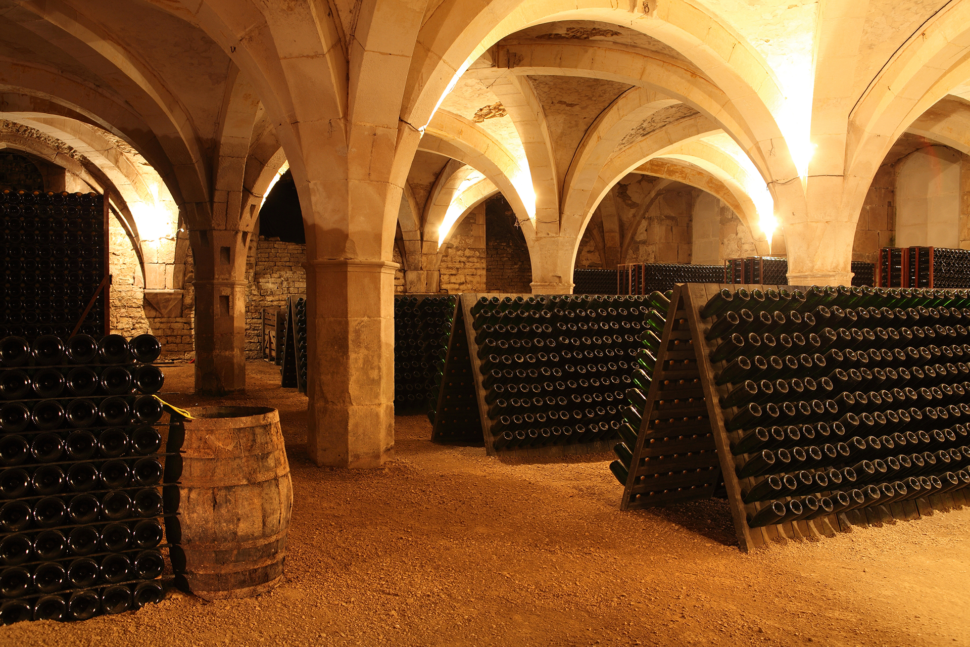 Die Kreidekeller der Champagne sind legendär. Unter den weißen Gewölben reifen die Weine oft viele Jahre in ihren Flaschen heran.