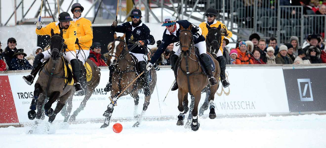 Mit Eleganz und Raffinesse bestreiten die Profis das Turnier auf dem gefrorenen See in St. Moritz. 