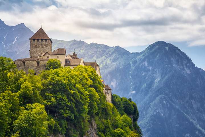 Das Schloss Vaduz liegt auf einer Felsterrasse über Vaduz, dem Hauptort des Fürstentums Liechtenstein.