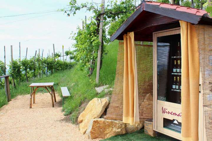 Am Gipfel des Weinbergs steht ein Automat, gefüllt mit herrlichem Cartizze. / © Bernhard Degen