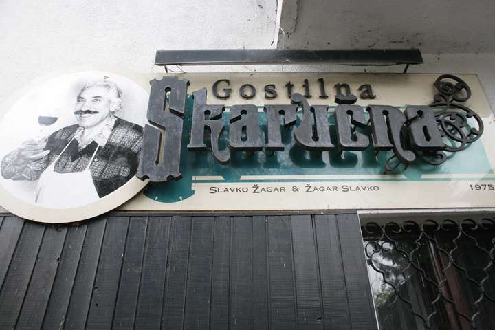Ein Restaurant, wie es sich Emir Kosturica erträumen würde: die »Gostilna Skaručna« bei Ljubljana. / © Tobias Müller