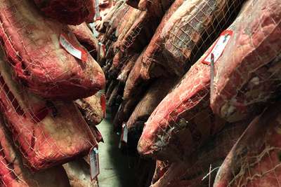 In sogenannten Kältekammern «sitzen» die Steaks bis zu sechs Wochen in einem Regal, bis sie ausgeliefert werden.