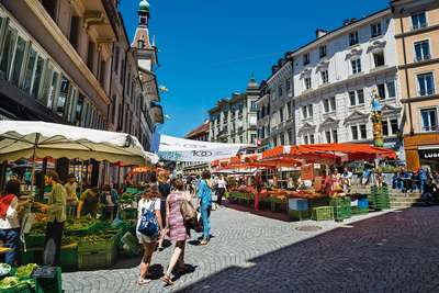 Marktstände in der pittoresken Altstadt von Lausanne. 