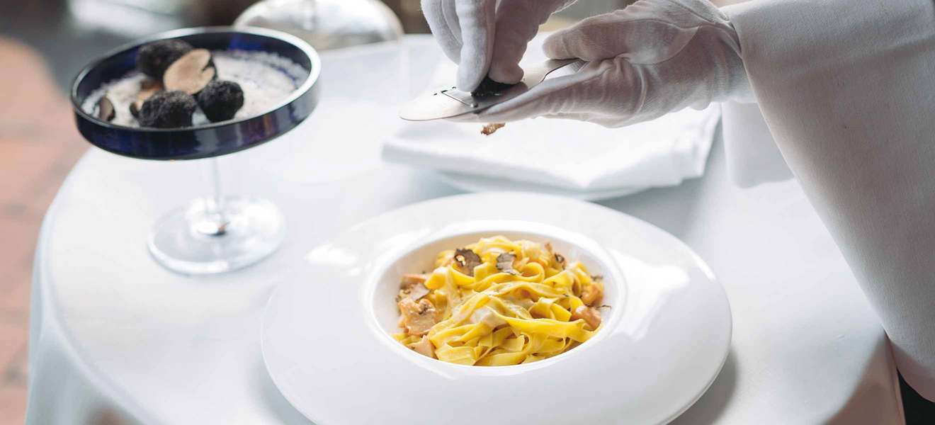 Die legendären italienischen Sterne-Kochbrüder Enrico und Roberto Cerea spielen im «Da Vittorio» in St. Moritz das Potenzial ihrer Landesküche voll aus. Pasta ist immer Teil des Menus.