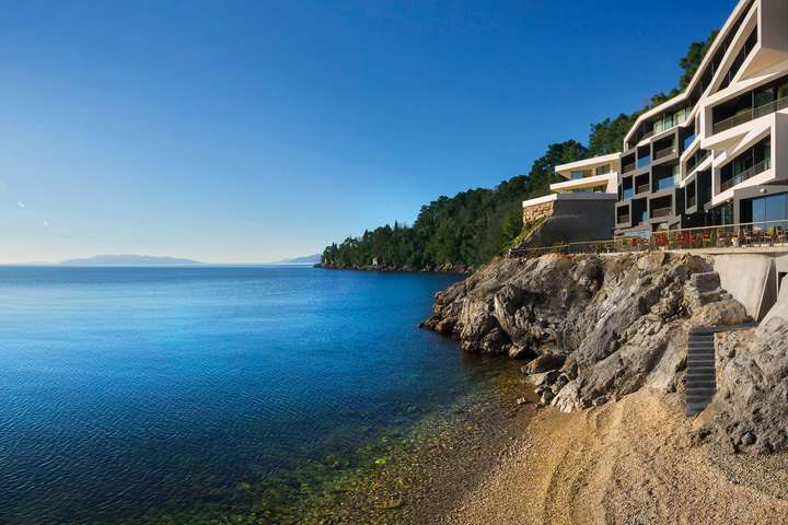 Das Design-Hotel »Navis« thront imposant am Felsen über dem Meer in Opatija. / Foto: beigestellt