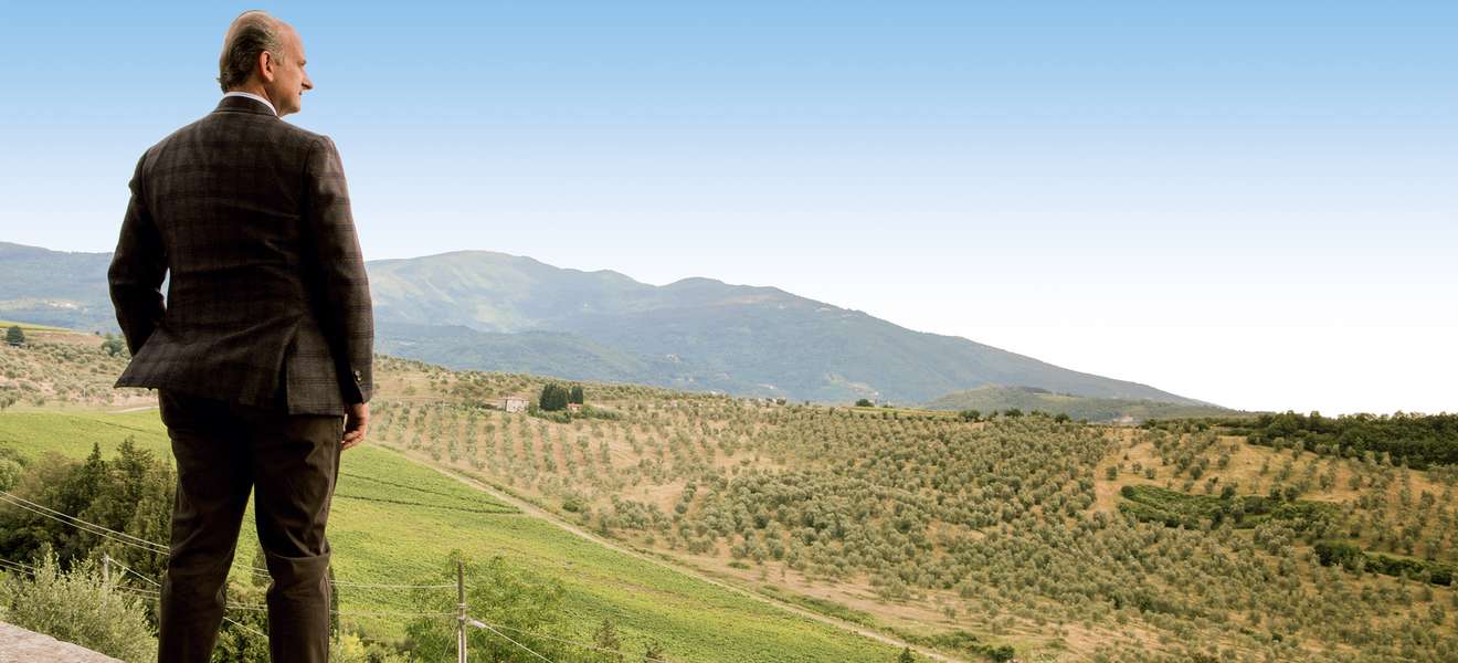 Lamberto de' Frescobaldi, Präsident der Frescobaldi-Gruppe, lässt den Blick über seine Weinberge beim Castello di Nipozzano schweifen.