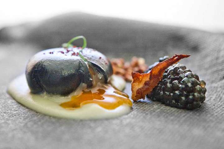Schwarzes Ei mit Kaviar vom Kalmar: ein Gericht des sternegekrönten »Zaranda«. / © Brigitte Jurczyk