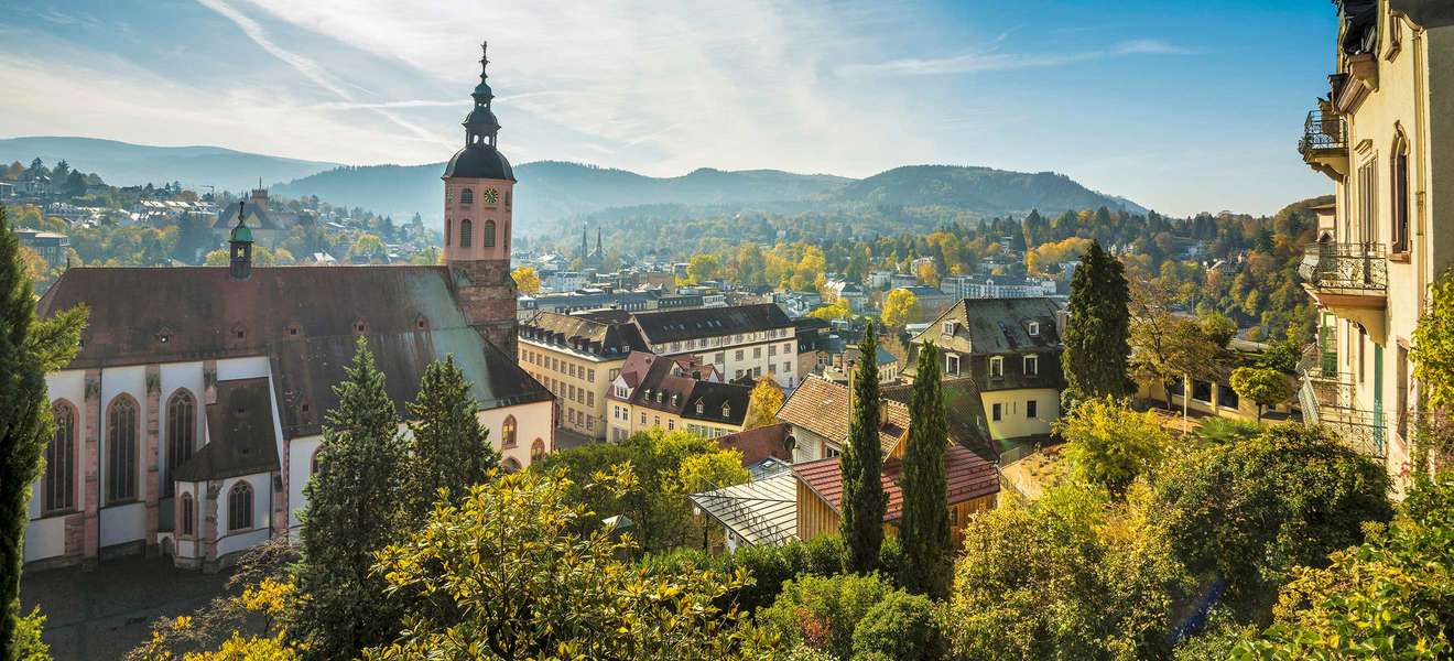 Obwohl sie mit nur 56.000 Einwohnern  eine überschaubare Größe hat, punktet die Kurstadt Baden-Baden am Rande des Schwarzwalds mit einem reichen Angebot aus Kultur und Kulinarik.