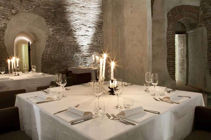 Das elegante Hotel »I Portici« im Zentrum der  Stadt verfügt über ein hervorragendes, mit einem Michelin-Stern ausgezeichnetes Restaurant.