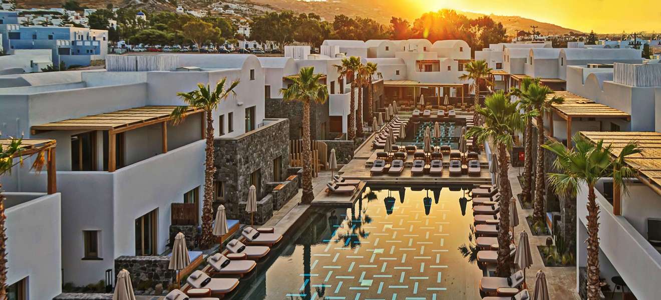 Zwei grosse Pools mit 80 Sonnenliegen bilden das Herzstück des Resorts.