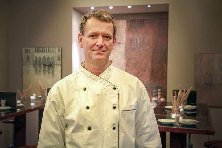 Silvano Nyffenegger, Küchenchef des Restaurants «National» in Winterthur, hackt das Tatar von Hand.