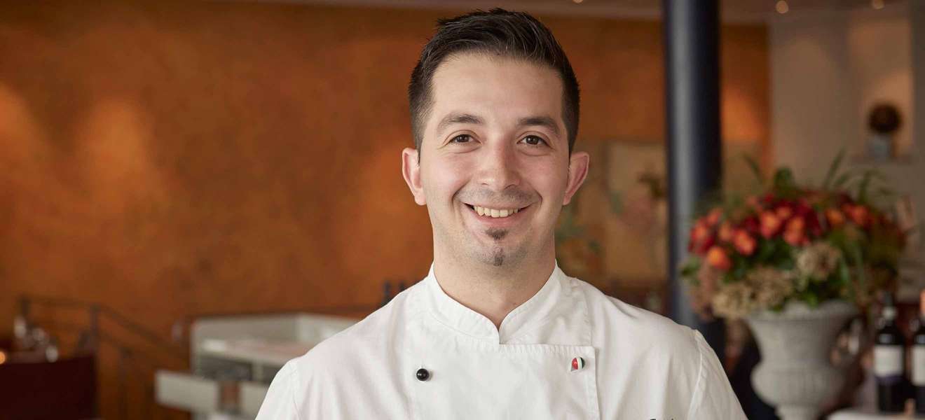 Alberto Tagarelli, Küchenchef im Zürcher «Ristorante Vallocaia», serviert die Bistecca medium.