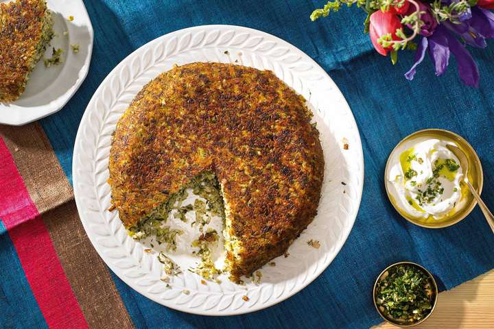 Sabzi Polo ist ein persischer Kräuterreis mit einer Kruste aus Butter, Reis und Safran, der gerne zu Fisch gereicht wird.