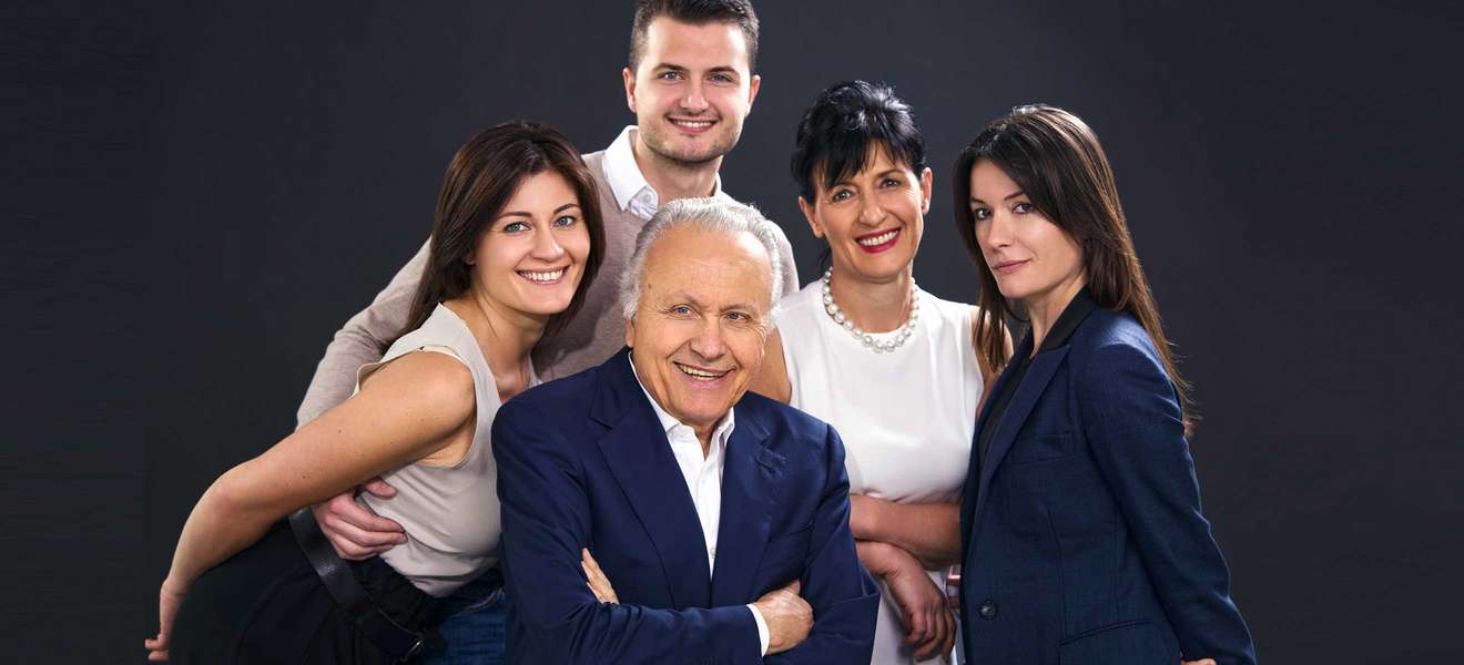 Angelo Gaja (Mitte) im Kreise seiner Familie – Gaia, Giovanni, Lucia und Rossna (v.l.n.r.)
