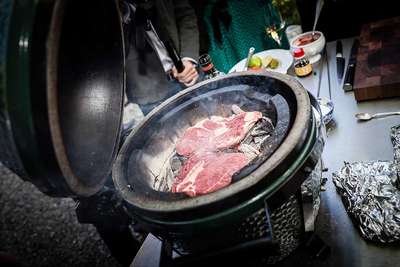 Beim trendigen Caveman-Style wird das Fleisch direkt auf Kohlen gegrillt.