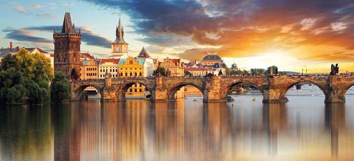 Prager Monument: Die Karlsbrücke verbindet die Altstadt mit der Kleinseite. / © Shutterstock