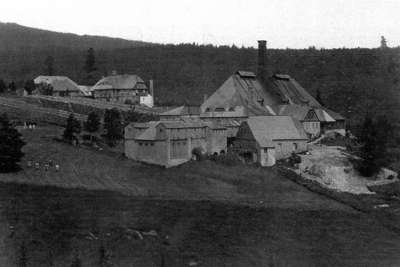 Die Glashütte in Kristiánov (Aufnahme um 1880) wurde 1887 durch einen Brand zerstört.