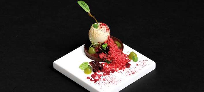 Innovatives Dessert: Tainori Grand Cru, Kirsche und Sauerklee. / © Erik Schroeter