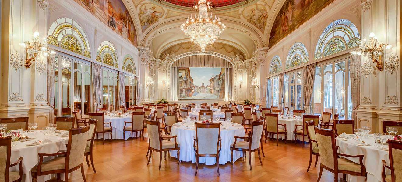 1906 eröffnet und keinen ­Funken Glanz eingebüsst: Das «Fairmont le Montreux Palace» begeistert bis heute seine Gäste mit prunkvollem Interieur und ­erstklassigem Service.
