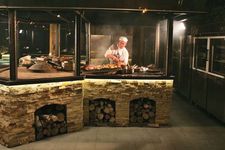 In der Burg von Banja Luka kann man im Restaurant »Kazamat« den Köchen beim Grillen zusehen / © Tobias Müller