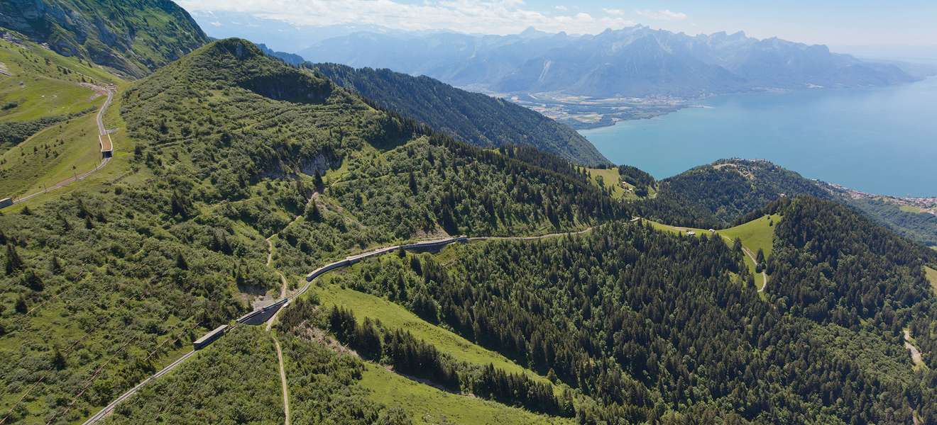 In kurzer Zeit schraubt sich der GoldenPass-Zug in atemberaubende Höhen. Vom Genfersee aus geht es in hübsche Bergdörfer.