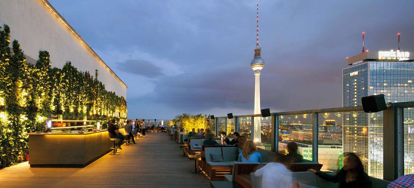 Sundowner hoch über den Dächern Berlins: Der Roof Garden am »House of Weekend«.