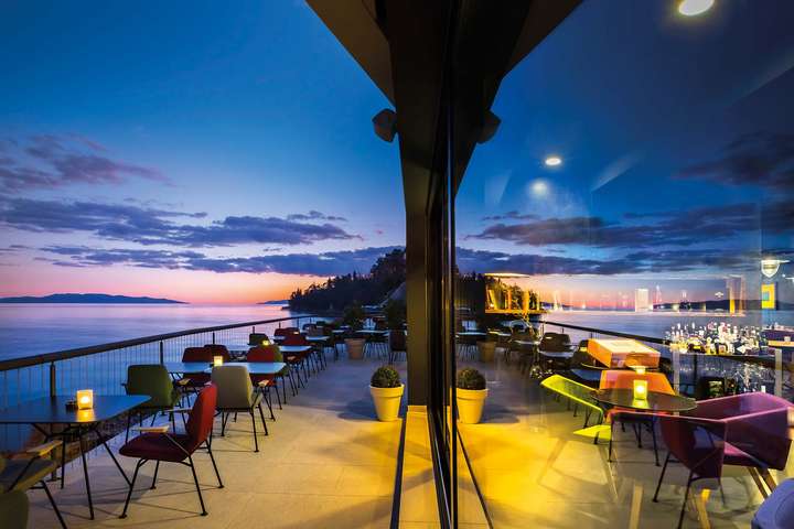 Das Restaurant des Design-Hotels »Navis« klebt wie ein Schwalbennest auf einem Küstenstreifen. / Foto: beigestellt