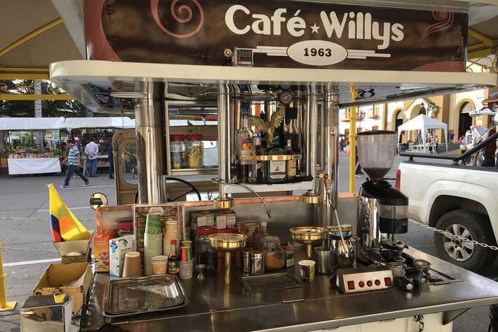 «Tinto», der klassische kolumbianische Kaffee, wird an jeder Strassenecke verkauft, zum Beispiel in mobilen Kaffeestationen auf dem Marktplatz.