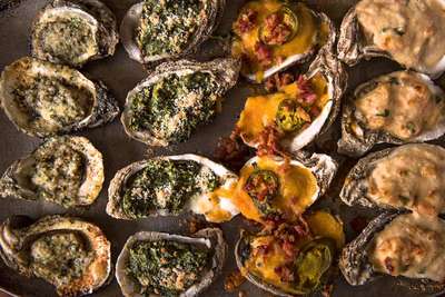»Wintzell’s Oyster House«: Tablett gefüllt mit typisch herzhaft überbackenen Austern in urigem Flair.