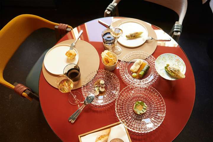 Bei dem Fine-Dining-Sharing-Konzept des «Igniv» kommen die Speisen zum Teilen in die Mitte des Tisches.