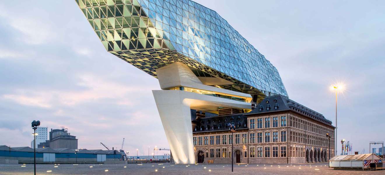 Das von Zaha Hadid entworfene, 2016 eröffnete Port House am Hafen von Antwerpen signalisiert Weltoffenheit, Individualismus und Lust an der Provokation.