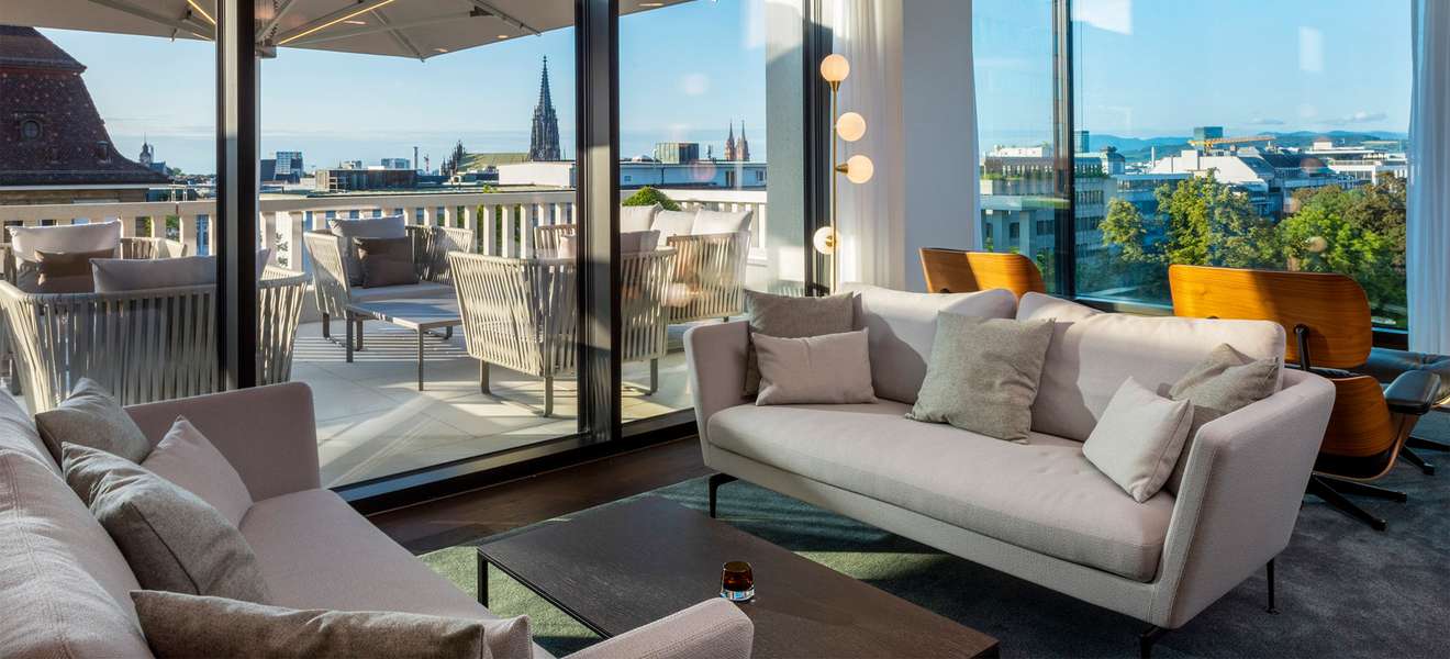 Die Executive Lounge des neuen «Mövenpick Hotel Basel» befindet sich über den Dächern von Basel.
