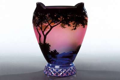 1900 Vase mit drei Overlays