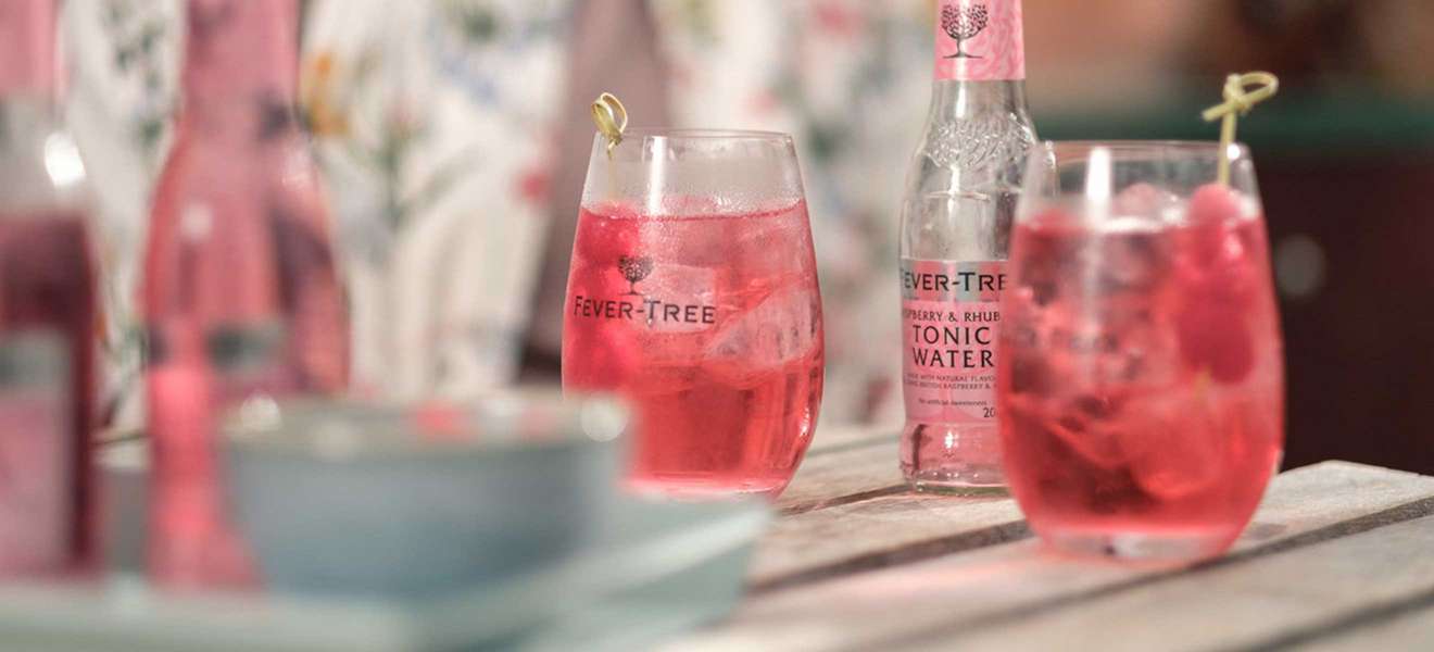 Gin mit Raspberry & Rhubarb Tonic Water.