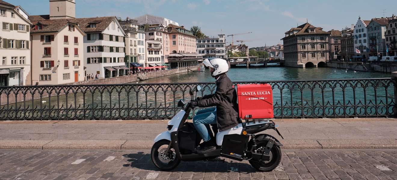 Die «Santa Lucia» Lieferanten sind umweltfreundlich auf E-Rollern durch Zürich unterwegs. 