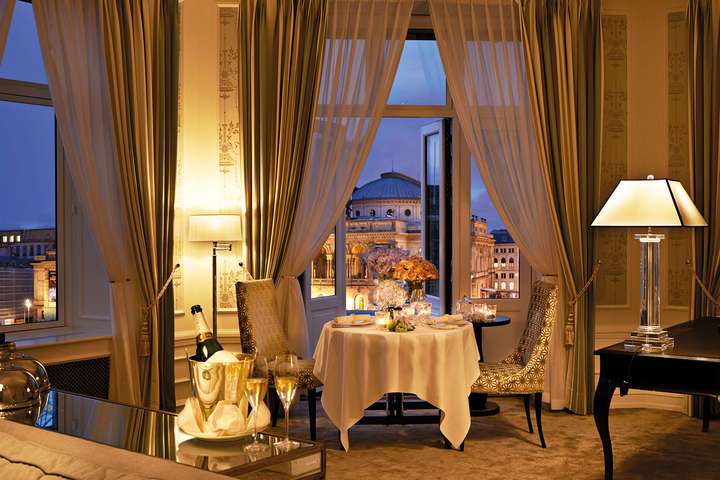 Eines der legendären Grandhotels: Das »Hotel d’Angleterre« liegt am Quai du Mont-Blanc. / © Brigitte Jurczyk, beigestellt