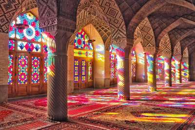 Die bunten Glasfenster in der berühmten  Nasir-ol-Molk-Moschee in Shiraz sorgen für ein bezauberndes Spiel aus Licht und Farben.
