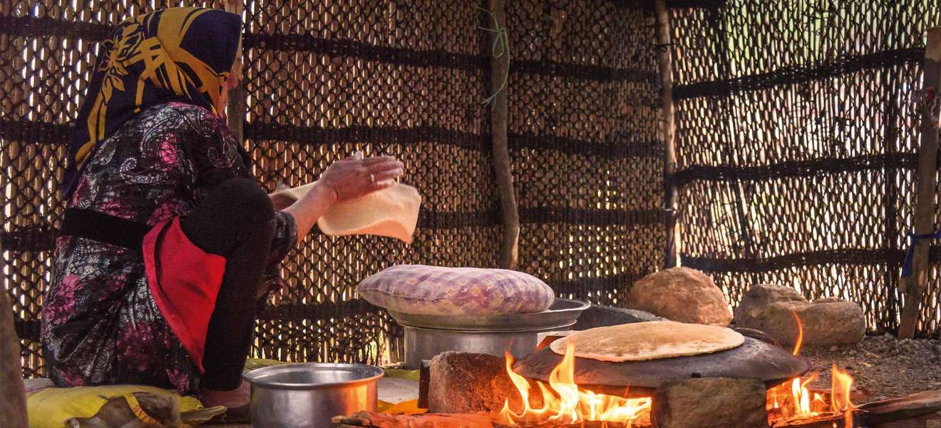 Das persische Brot Lavash, ein dünnes ungesäuertes Fladenbrot, es wird im Tanoor (Lehmbackofen), oder – wie hier auf einem Straßenmarkt in Chorramabad – auf unglasierten heißen Fliesen gebacken.