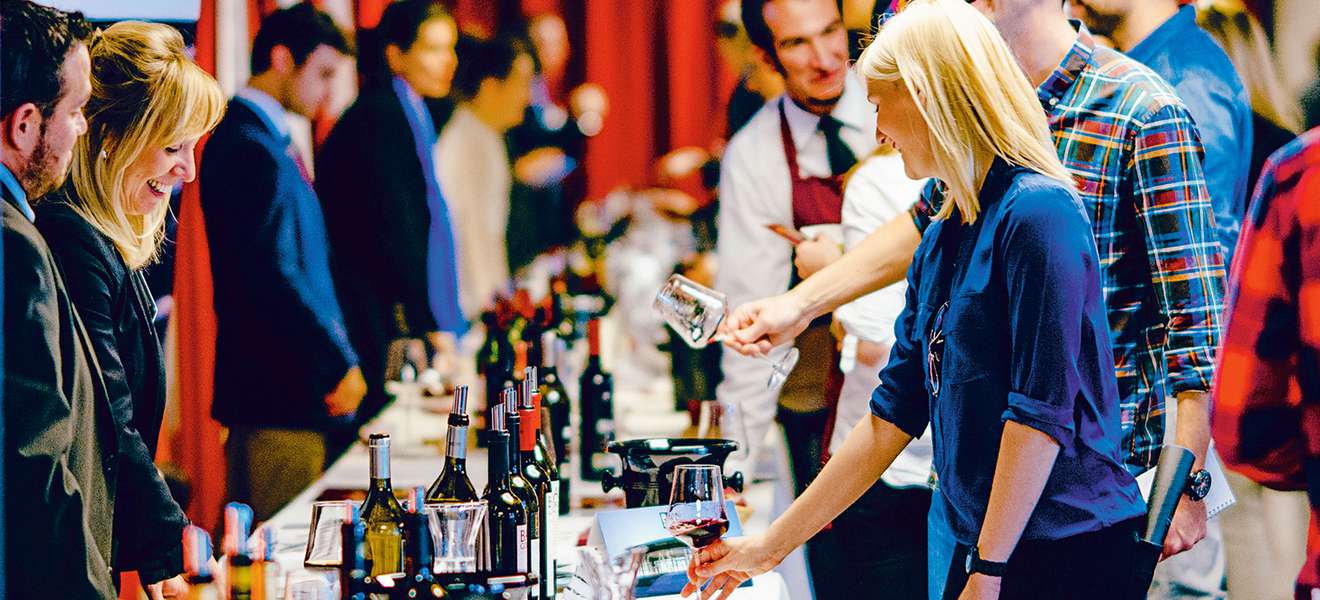 Die Besucher der Mövenpick Weinmesse können in entspannter Atmosphäre im Zürcher Papiersaal degustieren.