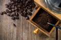 Wichtig beim Kaffee ist der Mahlgrad: je größer die Oberfläche, also je feiner der Kaffee gemahlen wird, desto mehr Aromenstoffe können aus dem Kaffee gelöst werden.