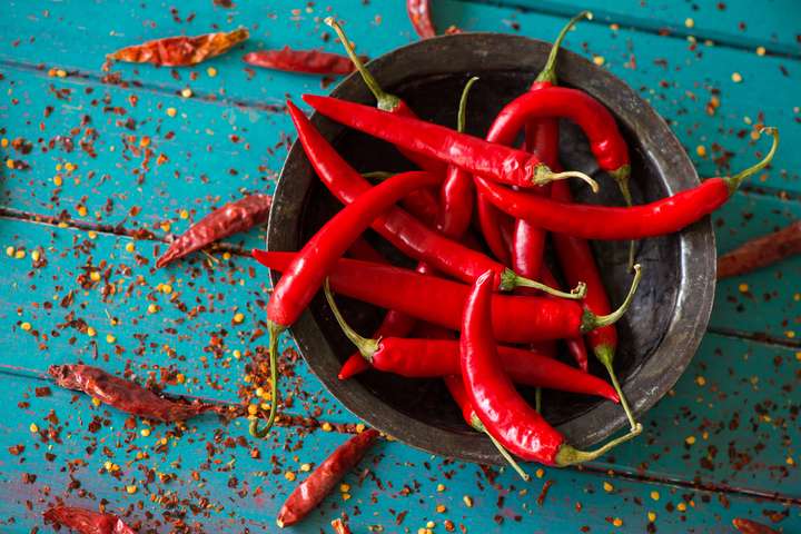 In subtropischem Klima, wo Speisen leicht verderben, wird traditionell mit Chilli gewürzt. Denn der Scharfmacher beugt Lebensmittelvergiftungen vor.