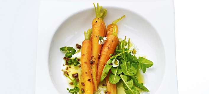 Salat von Karotten und Löwenzahn