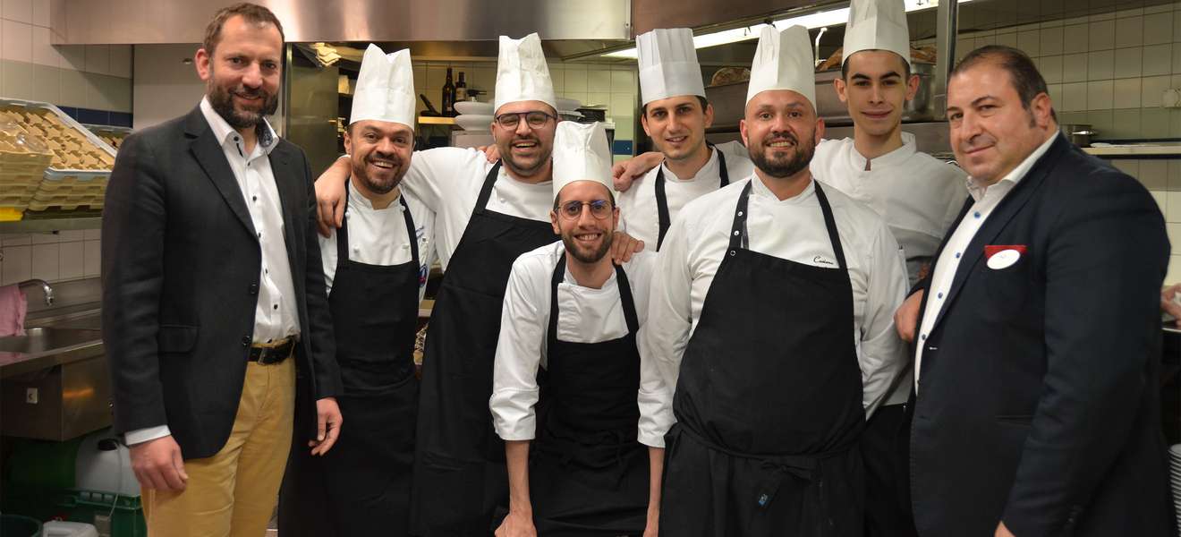 Hoteldirektor Dominik Zurbrügg (l.) mit F&B Manager und Maître Francesco Stillitano (r.) und den Küchen-Teammitgliedern, die ab sofort gemeinsam die Chef-Funktion übernehmen.