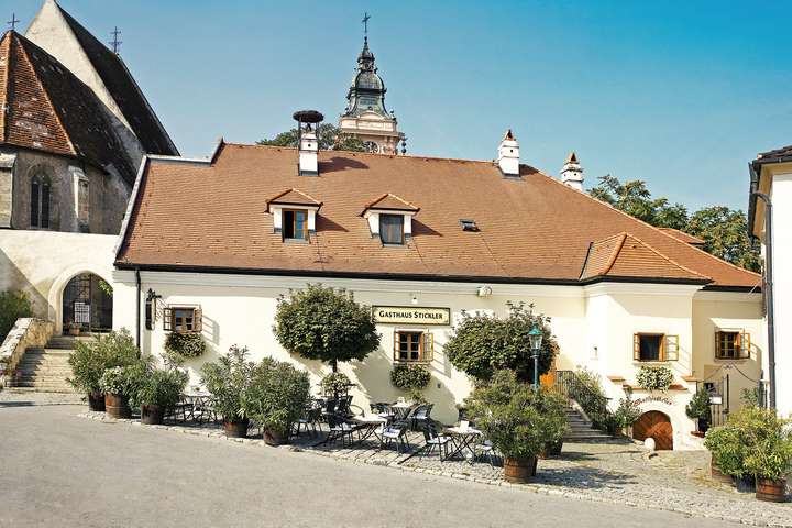 Mitten am Rathausplatz, in einem Haus aus dem 16. Jahrhundert, befindet sich das Gasthaus »Stickler«.