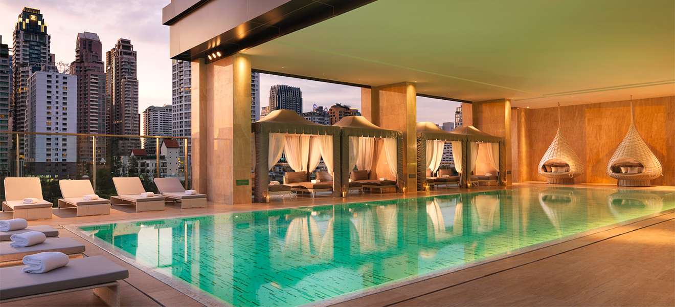 Der Pool des «Oriental Residence», das in der Innenstadt von Bangkok liegt, bietet herrliche Ausblicke auf die Umgebung.