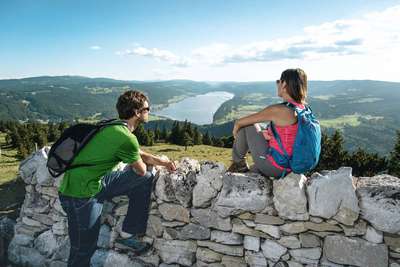 Wanderer werden mit besonderen Ausblicken belohnt: Blick vom Berg Dent de Vaulion auf den Lac de Joux im Waadtländer Jura.