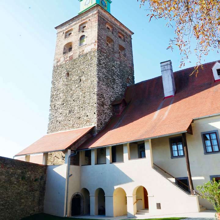 Die Friedensburg Schlaining (ungarisch Szalónak vár) liegt mitten im Ortskern von Stadtschlaining und wurde 1271 erstmals urkundlich erwähnt.
