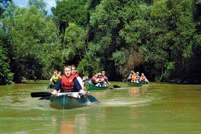 Eine Kanufahrt auf dem Fluss Raab ist nur eine der Möglichkeiten, um den Naturpark zu erkunden.